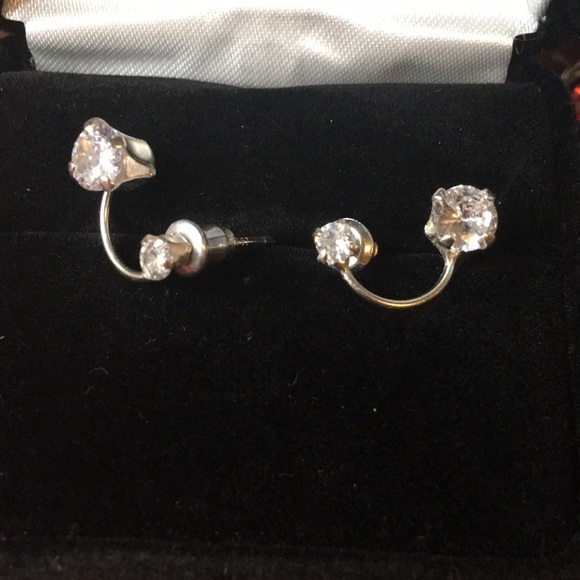 Earring - Picture 1 of 1